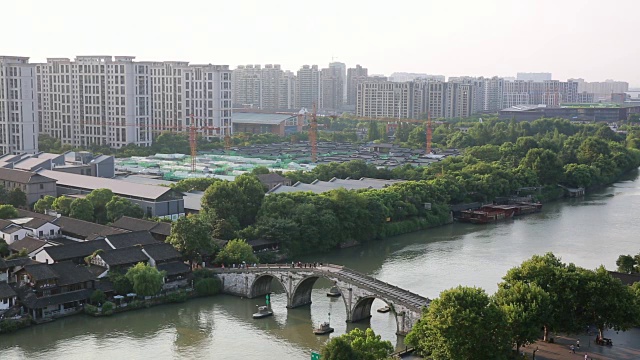 拱辰大桥上的大运河，中国杭州视频素材