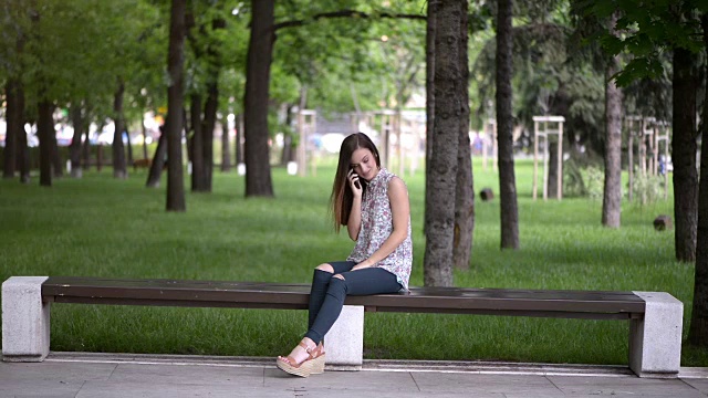 一个年轻女人在打电话视频素材