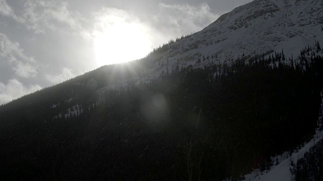 太阳越过雪山/班夫，加拿大视频素材