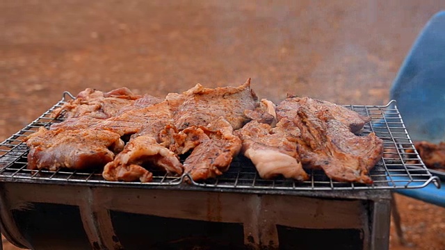 烤猪肉配酒精饮料视频素材