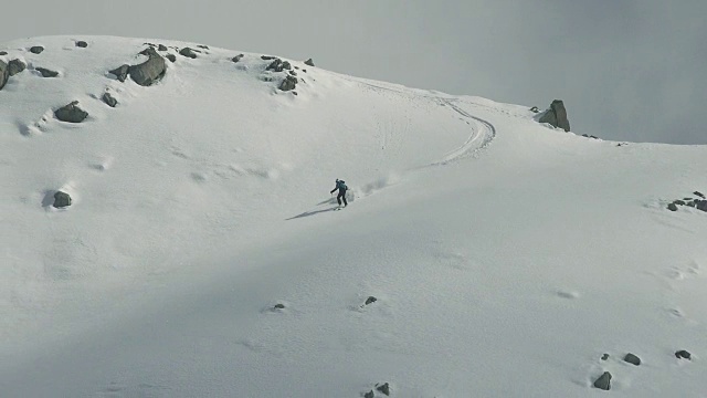 独自在新雪中滑雪视频素材