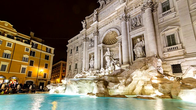 夜晚特写特莱维喷泉的时间流逝(Fontana di Trevi)。罗马,意大利。2016年4月。视频素材