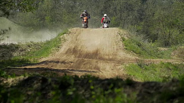 越野摩托车骑手在赛道上跳跃视频素材