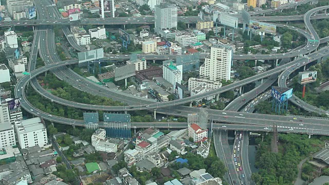 公路交通运动在白天的时间。俯瞰泰国曼谷。城市风貌。视频素材