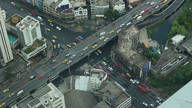 公路交通运动在白天的时间。俯瞰泰国曼谷。城市风貌。视频素材