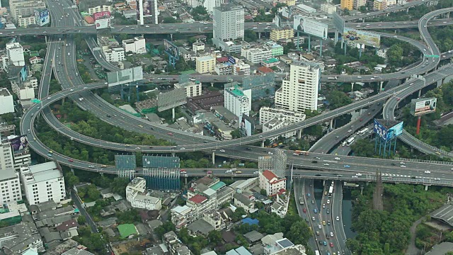 公路交通运动在白天的时间。俯瞰泰国曼谷。城市风貌。视频素材