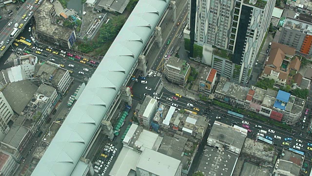 公路交通运动在白天的时间。俯瞰泰国曼谷。城市风貌。视频素材