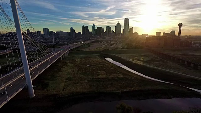 航拍:在达拉斯德克萨斯州的天际线城市景观日出与史诗般的阳光天空和玛格丽特亨特山桥视频素材