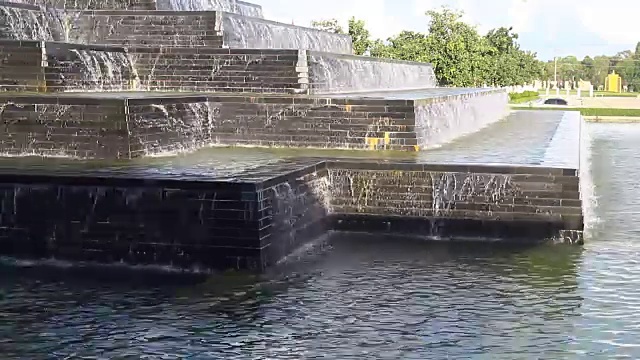 喷泉和瀑布从花岗岩石墙视频素材