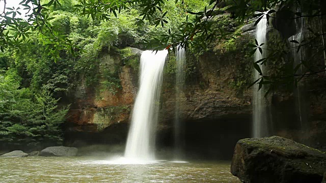 泰国Khao Yai国家公园的山楂瀑布视频素材