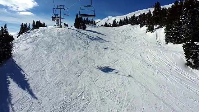 前往加拿大班夫山滑雪场的滑雪缆车视频素材