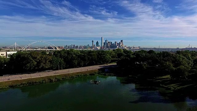 飞行在湖悬崖公园的喷泉达拉斯德克萨斯天际线城市景观背景视频素材