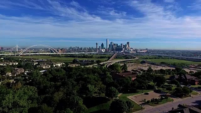 达拉斯德克萨斯市中心天际线城市景观在一个美好的早晨与完美的阳光天气几蓬松的云和美好的夏日阳光视频素材