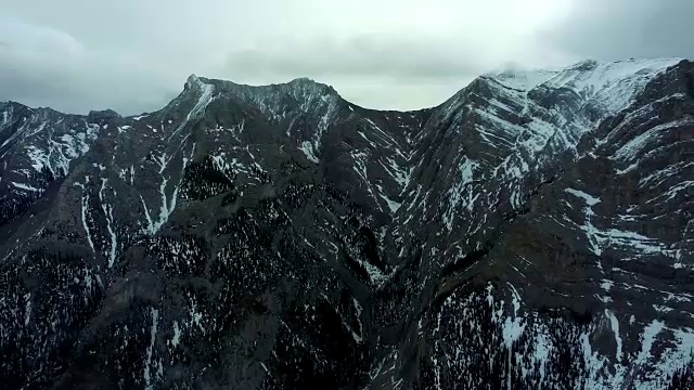 雪山山脉从空中/班夫，加拿大视频素材