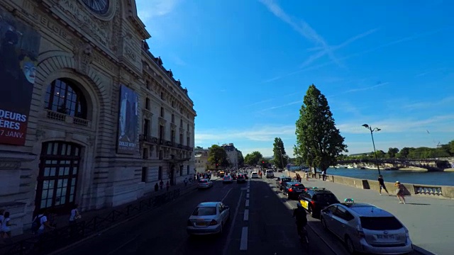 Musée d'Orsay and Seine Riverbank in Paris从开放顶层巴士游览。视频素材