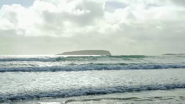 大西洋海浪卷向海滩视频素材