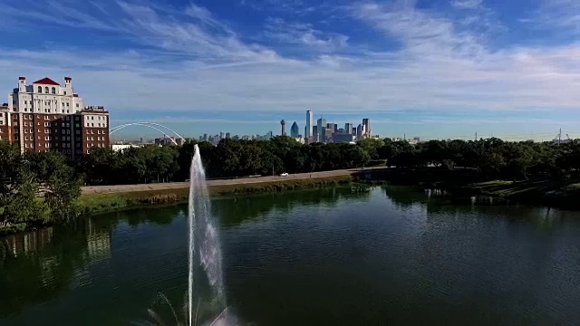 航拍:德克萨斯州达拉斯，阳光明媚的早晨，在湖崖公园，有喷泉和Dtown天际线视频素材