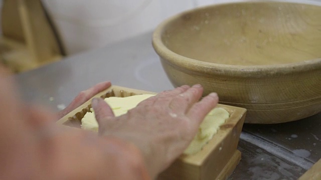 女农夫在农场制作黄油视频素材