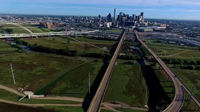 航拍:在两条高速公路上飞行，这两条高速公路变成了通往德克萨斯州达拉斯的桥梁视频素材