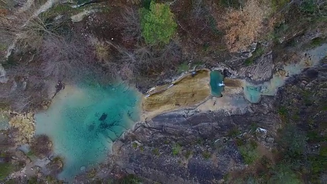 在加泰罗尼亚比利牛斯山脉的一个美丽的颜色的小溪池的空中镜头记录。4 k UHD。视频素材