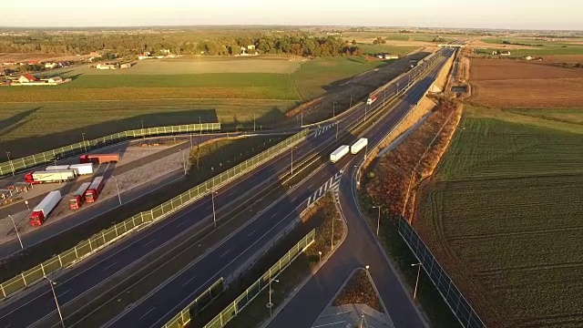 高速公路上的日落视频素材