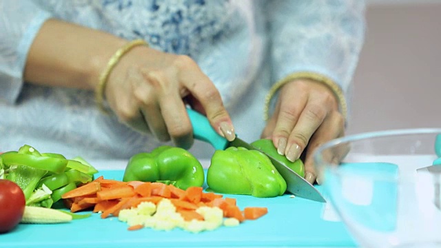 一名年轻女子在厨房准备食物视频素材