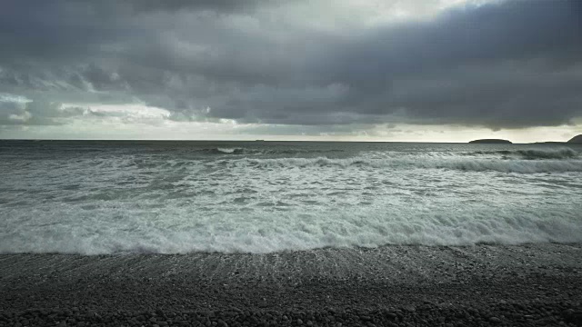 大西洋海浪翻滚到石滩视频素材