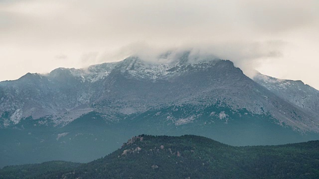 派克峰第一场雪的延时拍摄视频素材