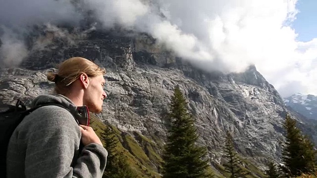 男性徒步者穿越高山山脊，越过遥远的山脉视频素材