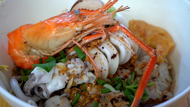 亚洲海鲜辣味面汤视频素材