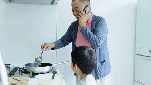 日本爷爷和孙子在做煎饼视频素材