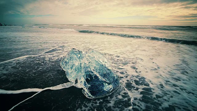 冰岛南部Jokulsarlon泻湖附近的海滩上的冰视频素材