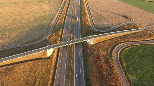 高速公路上的日落视频素材