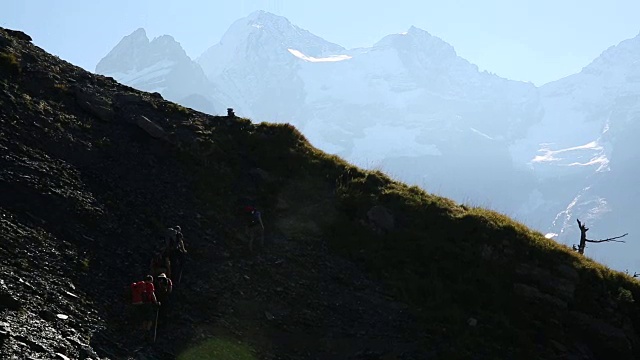 一群徒步旅行者攀登陡峭的山脊视频素材