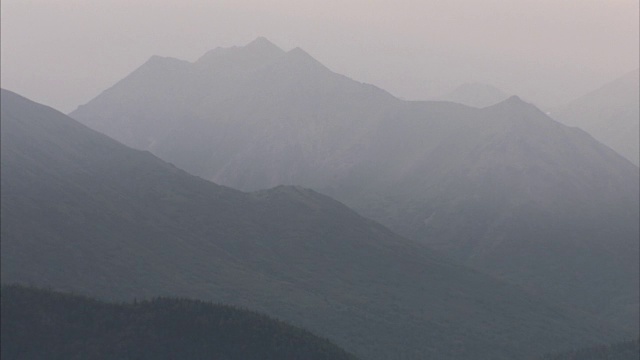 宽广的镜头朦胧的山峰在阿拉斯加视频素材