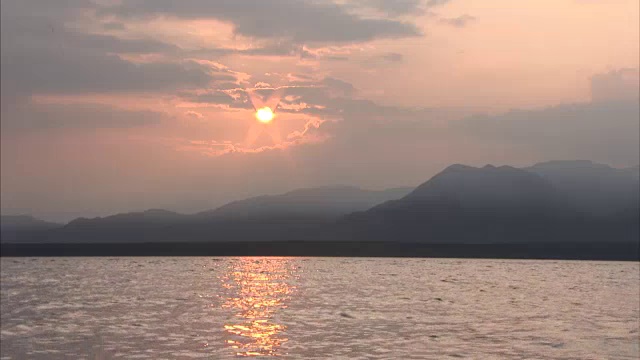 日落湖和山脉的广角镜头视频素材