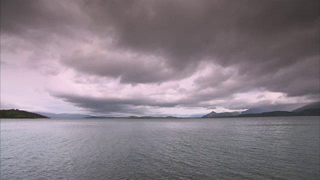 宽阔的镜头在湖和山的地平线上的乌云视频素材