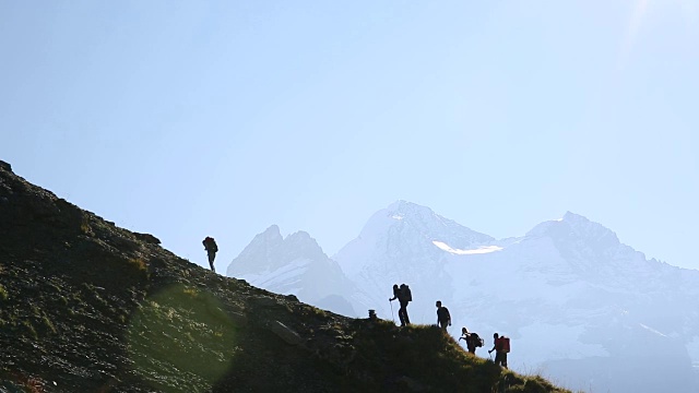 一群徒步旅行者攀登陡峭的山脊视频素材