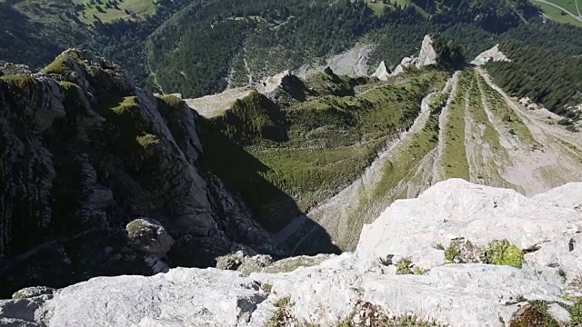 鸟瞰垂直下降和山下的山脉视频素材