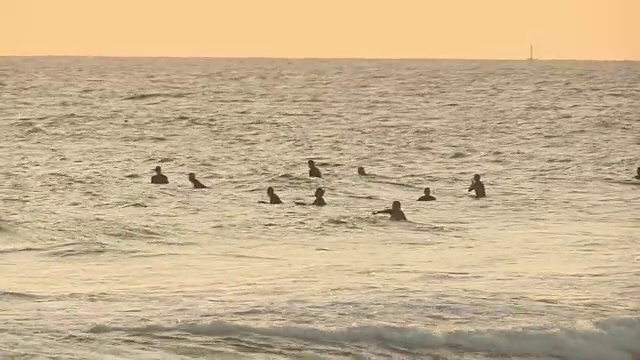 在珀斯海岸等待另一波巨浪的冲浪者机会渺茫。视频素材