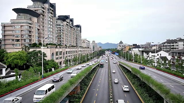 杭州夜间道路交通繁忙。实时视频素材