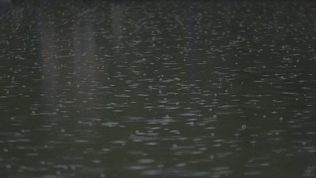 雨点在街道上溅起水花视频素材