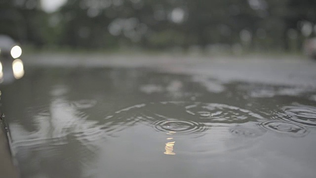 雨点在街道上溅起水花视频素材