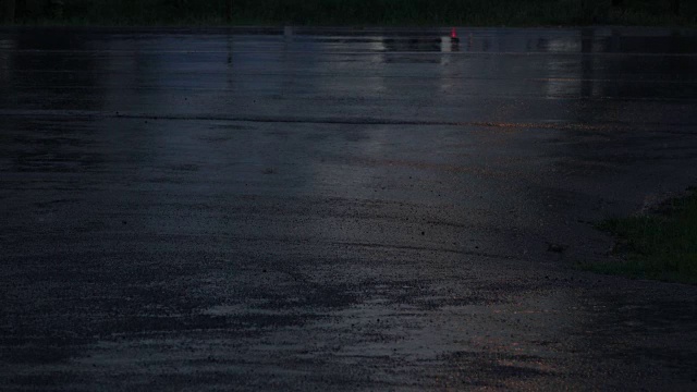 雨夜漫漫路上视频素材