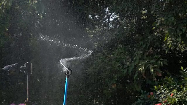 慢动作，洒水器溅水视频素材