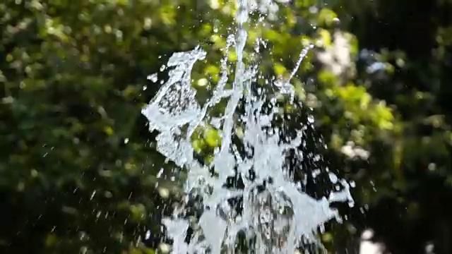 慢镜头，喷泉溅起水花视频素材