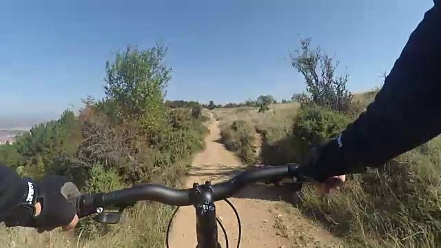 骑山地车下山，骑自行车下山很快视频素材