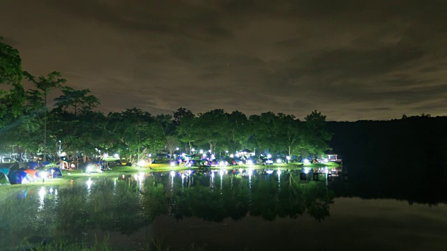 4K时间推移:夜间草地上的帐篷旅游。视频素材