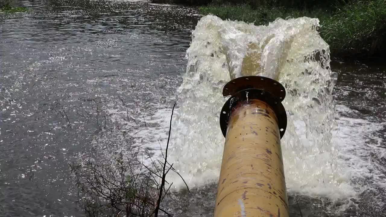 从大管道中流出的水。视频素材