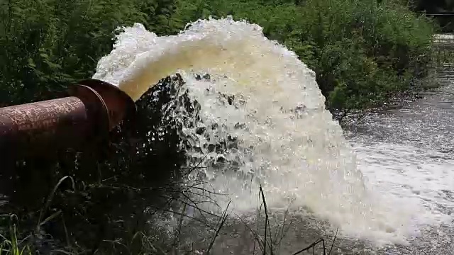 从大管道中流出的水。视频素材